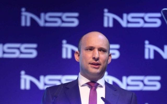 Naftali Bennett pendant la conférence de l'INSS à Tel Aviv, le 24 janvier 2017. (Crédit : Hen Galili)