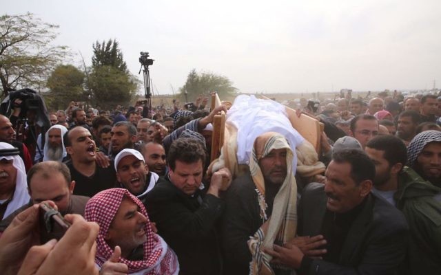 Le leader de la liste arabe unie, le député Ayman Odeh portant la dépouille de Yaqoub Mousa Abu Al-Qia'an (Crédit : Autorisation) Le leader de la liste arabe unie, le député Ayman Odeh portant la dépouille de Yaqoub Mousa Abu Al-Qia'an (Crédit : Autorisation)