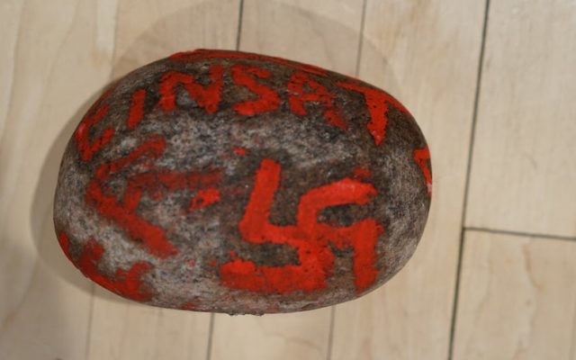 Une pierre arborant des inscriptions antisémites et une référence à une brigade d'extermination nazie a été laissée dans un sac sur le seuil de la maison d'un couple juif de Winnipeg, au Canada (Crédit : autorisation Bnai Brith Canada)