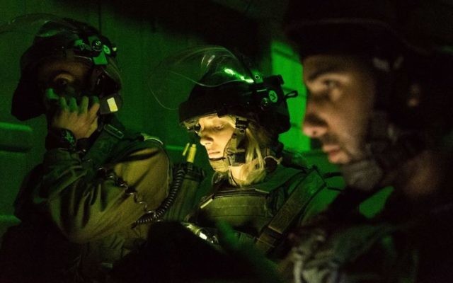 Arrestation nocturne par l'armée israélienne en Cisjordanie, le 11 janvier 2017. Illustration. (Crédit : porte-parole de l'armée) Arrestation nocturne par l'armée israélienne en Cisjordanie, le 11 janvier 2017. Illustration. (Crédit : porte-parole de l'armée)