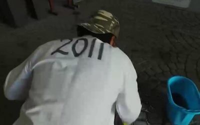 Un jeune homme de Bahreïn nettoie la salle où a eu lieu une cérémonie de Hanoukka organisée par le roi du pays, en décembre 2016. (Crédit : capture d'écran MEMRI)