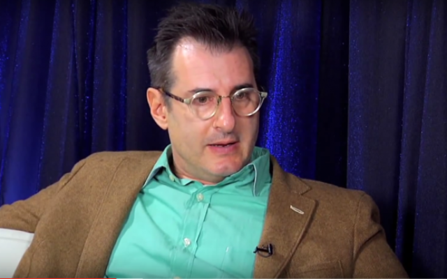 Capture d'écran d'une interview avec le dramaturge  Jon Robin Baitz, en 2011 (Crédit : Capture d'écran YouTube / Braodwaycom)