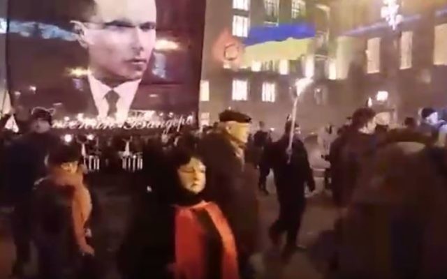 Manifestation célébrant l’anniversaire de Stepan Bandera, un collaborateur nazi dont les troupes ont tué des milliers de juifs, à Kiev, en Ukraine, le 1er janvier 2017. (Crédit : capture d'écran YouTube)