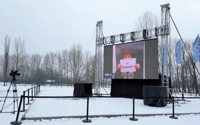 Des images de la campagne "We Remember" du Congrès juif mondial projetées au camp d'extermination d'Auschwitz-Birkenau, le 24 janvier 2017. (Crédit : autorisation) Des images de la campagne "We Remember" du Congrès juif mondial projetées au camp d'extermination d'Auschwitz-Birkenau, le 24 janvier 2017. (Crédit : autorisation)
