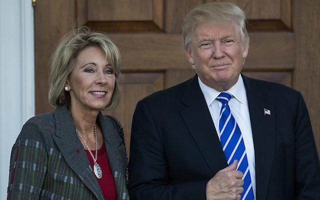 Betsy DeVos et le président élu Donald Trump devant le Trump International Golf Club à Bedminster Township, dans le New Jersey, le 19 novembre 2016. (Crédit : Drew Angerer/Getty Images via JTA) Betsy DeVos et le président élu Donald Trump devant le Trump International Golf Club à Bedminster Township, dans le New Jersey, le 19 novembre 2016. (Crédit : Drew Angerer/Getty Images via JTA)