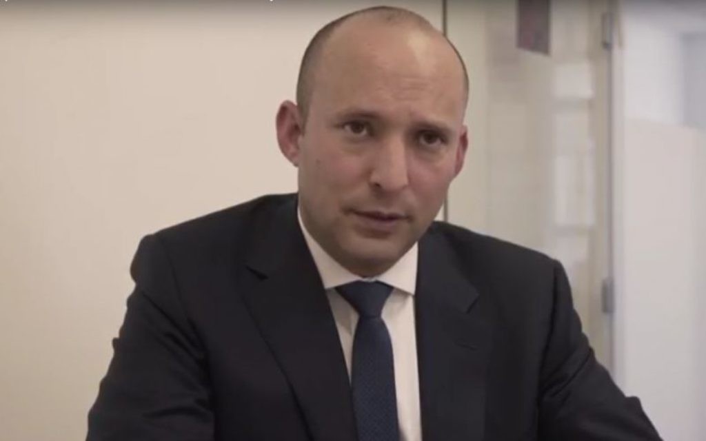 Le ministre de l'Éducation Naftali Bennett lors d'une interview dans les bureaux du Times of Israel à Jérusalem, le 9 janvier 2017. (Crédit : Luke Tress/Times of Israel)