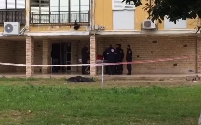 Le corps d'une femme a été retrouvé au pied de son immeuble à Akko. Elle aurait tué son fils de six ans avant de se suicider, le 4 janvier 2017. (Crédit : capture d'écran YouTube)