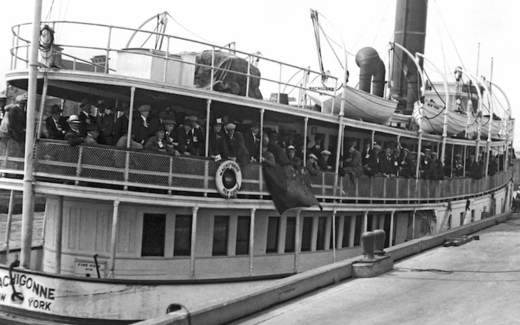 Arrivée d'immigrants à Ellis Island à bord du Machigonne, à New York, le 21 août 1923. (Crédit : Underwood Archives/Getty Images)
