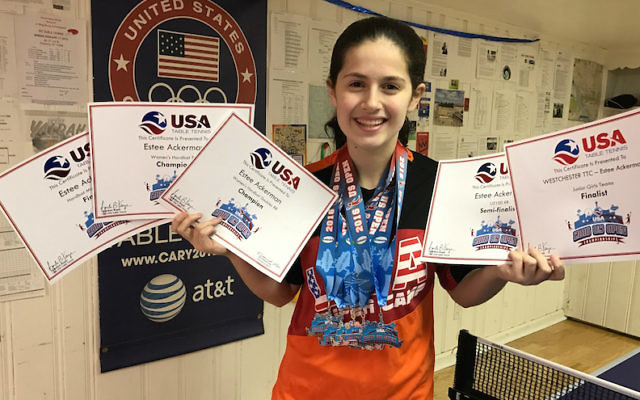 Estee Ackerman présentant les certificats qui attestent des cinq médailles qu'elle a remporté lors de l'US Open de tennis de table, ce mois-ci (Autorisation : Estee Ackerman/via JTA)