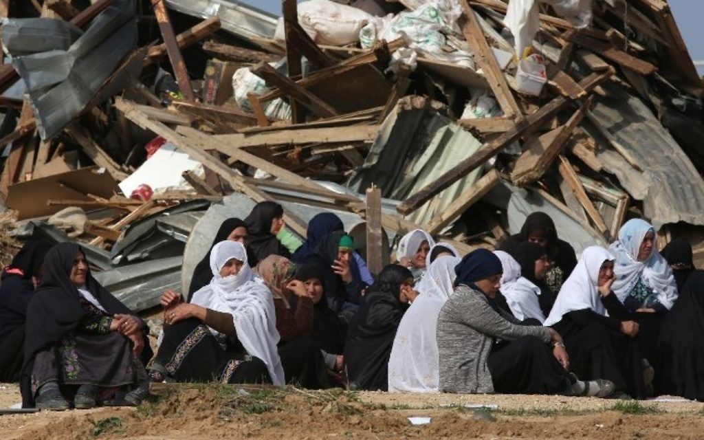 Des femmes bédouines protestent contre la démolition de logement dans le village bédouin non reconnu d'Umm al-Hiran dans le désert du Néguev, le 18 janvier 2017. (Crédit : Menahem Kahana/AFP)
