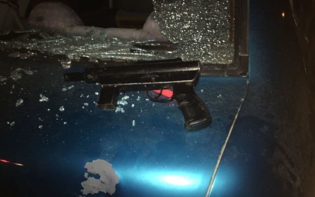 Une arme semi-automatique de type “Carlo” retrouvée dans une voiture après une attaque à main armée près du village d'Aboud, en Cisjordanie, le 25 janvier 2017. (Crédit : unité des porte-paroles de l'armée israélienne) Une arme semi-automatique de type “Carlo” retrouvée dans une voiture après une attaque à main armée près du village d'Aboud, en Cisjordanie, le 25 janvier 2017. (Crédit : unité des porte-paroles de l'armée israélienne)