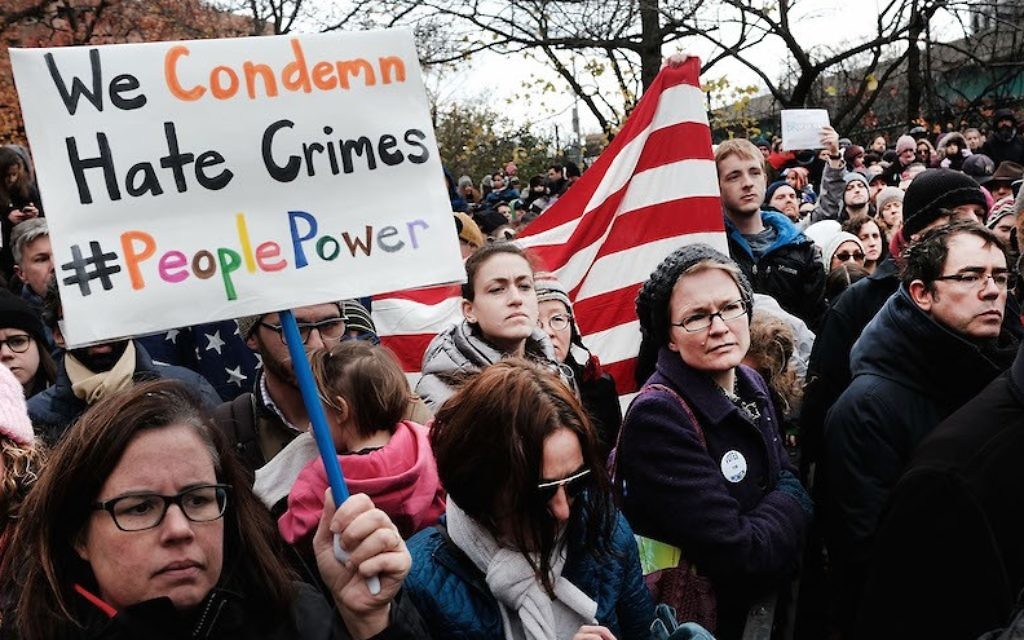 Manifestation anti-racisme au Brooklyn Park, nommé d'après le défunt membre des Beastie boys, Adam Yauch, après qu'il se foit défiguré avec des croix gammées, le 20 novembre 2016. (Crédit : Spencer Platt/Getty Images)