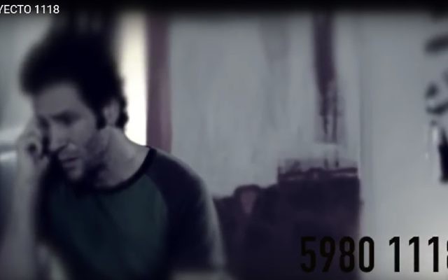 Capture d'écran d'une publicité pour une hotline ouverte 24 heures sur 24 lancée par la communauté juive du Mexique pour offrir un soutien en cas de pensées suicidaires, de violence familiale, de dépression et toutes les situations difficiles