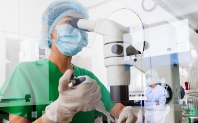 Photo d'un scientifique travaillant avec un microscope (Crédit : IStock)