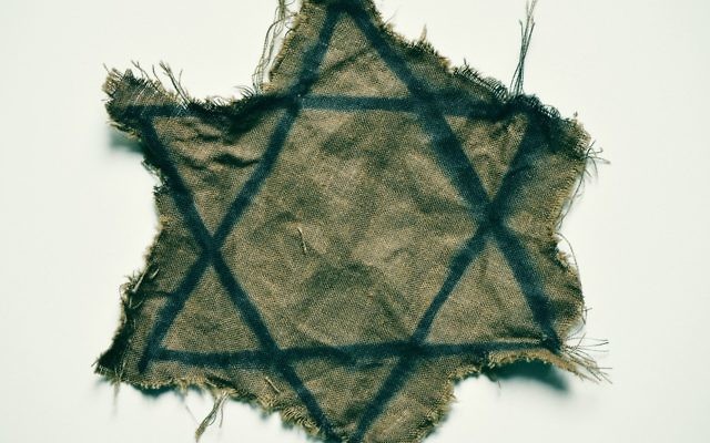 Une étoile de David déchirée que les juifs devaient porter en Europe pendant la Seconde Guerre mondiale. Illustration. (Crédit : Getty images)