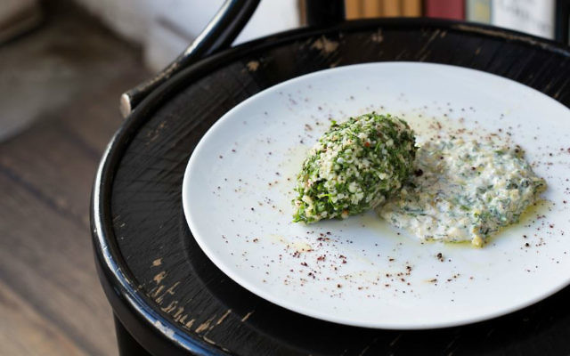 Un kébab de poisson et de taboulé chez Da Da & Da, créé pour l'opération Kitchen Without Borders, pour collecter de l'argent pour des réfugiés syriens (Crédit : Autorisation Kitchen Without Borders )