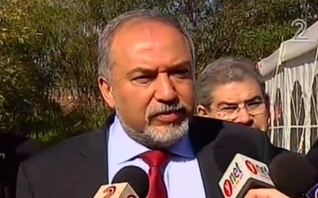 Le ministre de la Défense Avigdor Liberman, après le verdict de culpabilité rendu par le tribunal militaire de Tel Aviv contre Elor Azaria, le 4 janvier 2017. (Crédit : capture d'écran Deuxième chaîne) Le ministre de la Défense Avigdor Liberman, après le verdict de culpabilité rendu par le tribunal militaire de Tel Aviv contre Elor Azaria, le 4 janvier 2017. (Crédit : capture d'écran Deuxième chaîne)
