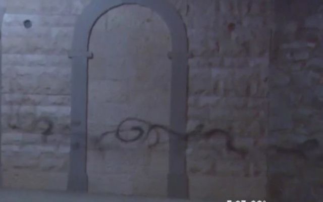 Les Graffitis sur le devant de l'édifice d'un mikvé, le 16 janvier 2017 (Capture d'écran  : CBS Philly)