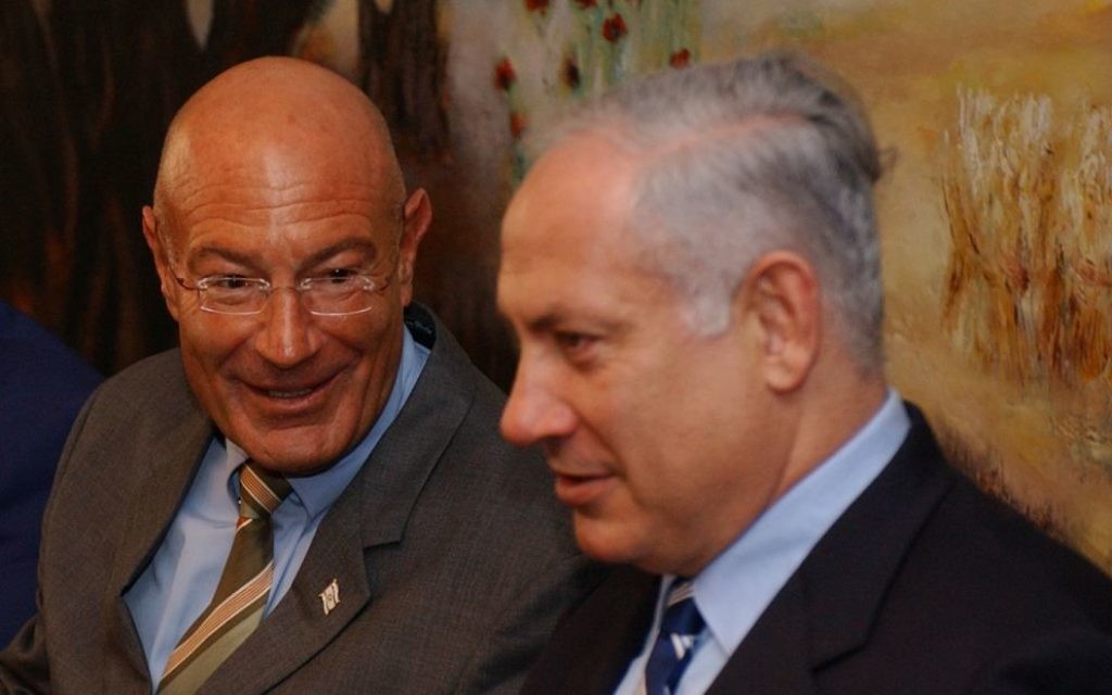 Benjamin Netanyahu (à droite) et le producteur Arnon Milchan lors d'une conférence de presse, le 28 mars 2005. (Crédit : Flash90) Benjamin Netanyahu (à droite) et le producteur Arnon Milchan lors d'une conférence de presse, le 28 mars 2005. (Crédit : Flash90)