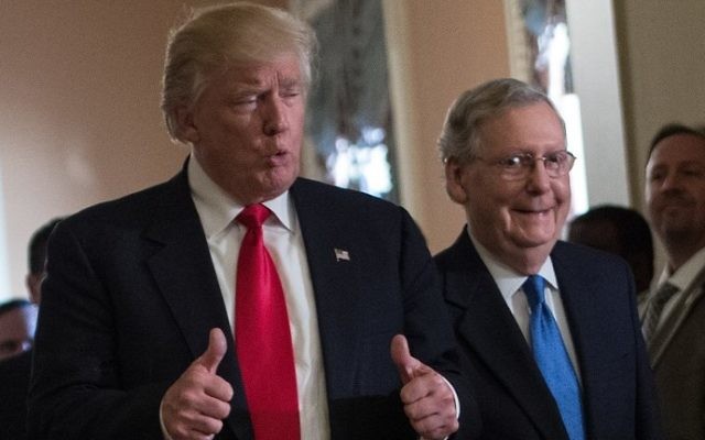Le président élu Donald Trump avec le chef de la majorité au Sénat Mitch McConnell, à droite, au Capitole à Washington, le 10 novembre 2016. (Crédit AFP/Nicholas Kamm) Le président élu Donald Trump avec le chef de la majorité au Sénat Mitch McConnell, à droite, au Capitole à Washington, le 10 novembre 2016. (Crédit AFP/Nicholas Kamm)