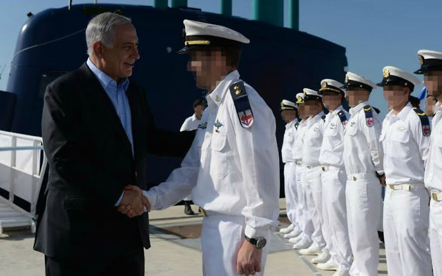 Le Premier ministre Benjamin Netanyahu avec des membres de la Marine israélienne pendant la cérémonie d'accueil du sous-marin INS Tanin au port de Haïfa, le 23 septembre 2014. (Crédit : Kobi Gideon/GPO) Le Premier ministre Benjamin Netanyahu avec des membres de la Marine israélienne pendant la cérémonie d'accueil du sous-marin INS Tanin au port de Haïfa, le 23 septembre 2014. (Crédit : Kobi Gideon/GPO)