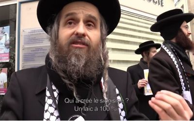 Le site Slate a suivi un groupe de Neturei karta en marge de la Conférence de paix de Paris (capture d'écran Youtube/Slate) Le site Slate a suivi un groupe de Neturei karta en marge de la Conférence de paix de Paris (capture d'écran Youtube/Slate)