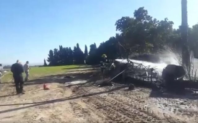 L'épave d'un avion en feu qui s'est écrasé sur la piste de l'aéroport d'Ein Vered le 6 janvier 2017 (Capture d'écran : Twitter) L'épave d'un avion en feu qui s'est écrasé sur la piste de l'aéroport d'Ein Vered le 6 janvier 2017 (Capture d'écran : Twitter)