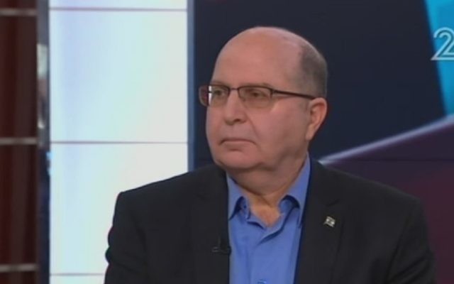 Moshe Yaalon, ancien ministre de la Défense, sur la Deuxième chaîne, le 7 janvier 2017. (Crédit : Deuxième chaîne) Moshe Yaalon, ancien ministre de la Défense, sur la Deuxième chaîne, le 7 janvier 2017. (Crédit : Deuxième chaîne)
