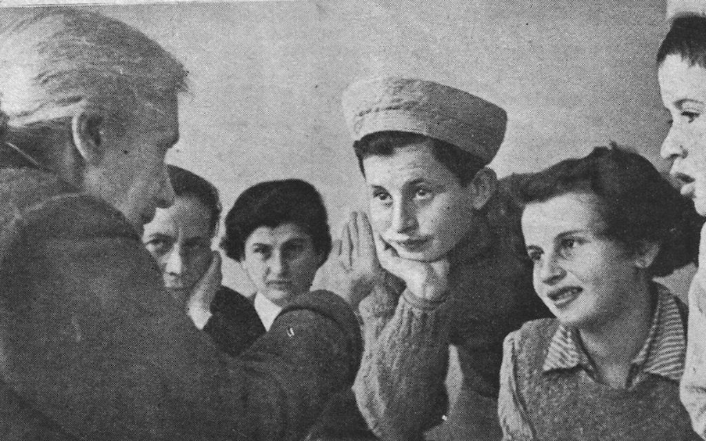 La fondatrice de Hadassah Henrietta Szold rencontre les enfants de Téhéran en Israël en 1943 (Crédit : Agence juive via JTA) La fondatrice de Hadassah Henrietta Szold rencontre les enfants de Téhéran en Israël en 1943 (Crédit : Agence juive via JTA)