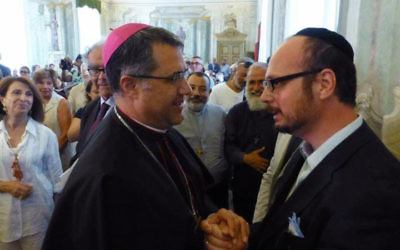 L'archevêque de Palerme, à gauche, en compagnie de l'émissaire de Shavei Israel en Sicile, le Rabbin  Pinhas Punturello. (Autorisation Shavei Israel)