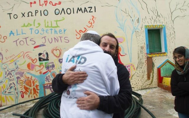 Le rabbin Shu Eliovson et Thanasis Voulgarakis au camp de réfugiés de Pikpa à Mytilène, à Lesbos, en Grèce. 19 janvier 2017 (Crédit : Nave Antopolsky / iAID)