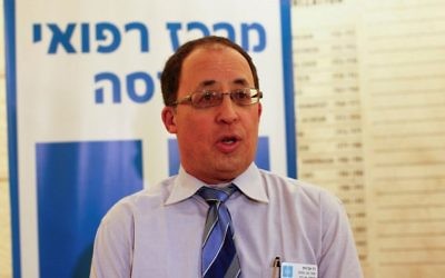 Le docteur Yuval Weiss, directeur de l'hôpital Hadassah Ein Kerem durant une conférence de presse le 12 janvier 2013. (Crédit : Yonatan Sindel/Flash90)