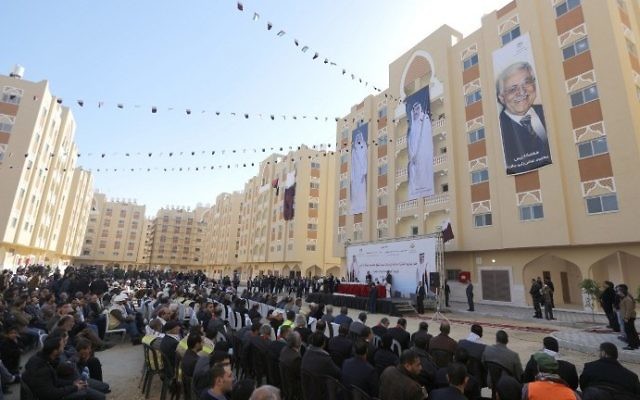Inauguration du projet résidentiel financé par le Qatar à Khan Younis, dans le sud de la bande de Gaza, le 16 janvier 2016. (Crédit : Mahmud Hams/AFP) Inauguration du projet résidentiel financé par le Qatar à Khan Younis, dans le sud de la bande de Gaza, le 16 janvier 2016. (Crédit : Mahmud Hams/AFP)