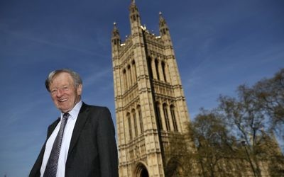 Cette photo prise le 4 mai 2016 montre Lord Alfred Dubs posant pour un portrait devant le Palais de Westminster au centre de Londres (Crédit : AFP/Adrian Dennis)