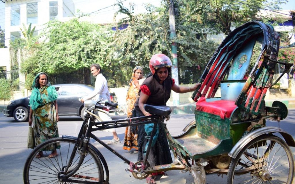 Mosammat Jasmine, la seule femme cyclo-rickshaw au Bangladesh dans la ville de Chittagong le 15 janvier 2017, (Crédit : AFP PHOTO / STR) Mosammat Jasmine, la seule femme cyclo-rickshaw au Bangladesh dans la ville de Chittagong le 15 janvier 2017, (Crédit : AFP PHOTO / STR)