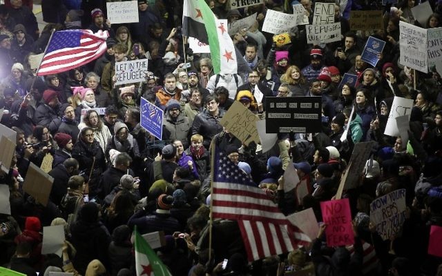 Des manifestants protestent contre l'ordre exécutif sur l'immigration du président Donald Trump à l'aéroport international O'Hare de Chicago le 28 janvier 2017 (Crédit : AFP/ Joshua LOTT)