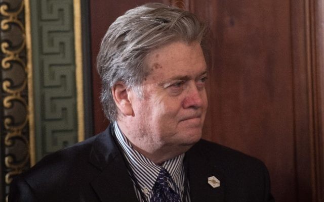 Stephen Bannon, conseiller du président américain Donald Trump, à la Maison Blanche, le 25 janvier 2017. (Crédit : Nicholas Kamm/AFP)