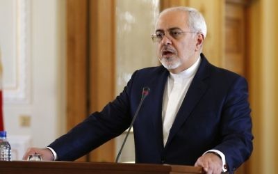 Le ministre iranien des Affaires étrangères Mohammad Javad Zarif lors d'une conférence de presse après avoir rencontré son homologue français à Téhéran, le 31 janvier 2017. (Crédit : Atta Kenare/AFP)