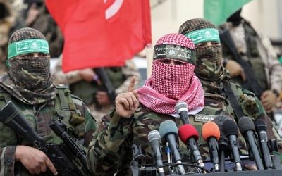 Abu Ubaida, le porte-parole de la branche armée du Hamas, les brigades Ezzedine al-Qassam, à Rafah, dans le sud de la bande de Gaza, le 31 janvier 2017. (Crédit : Saïd Khatib/AFP) Abu Ubaida, le porte-parole de la branche armée du Hamas, les brigades Ezzedine al-Qassam, à Rafah, dans le sud de la bande de Gaza, le 31 janvier 2017. (Crédit : Saïd Khatib/AFP)