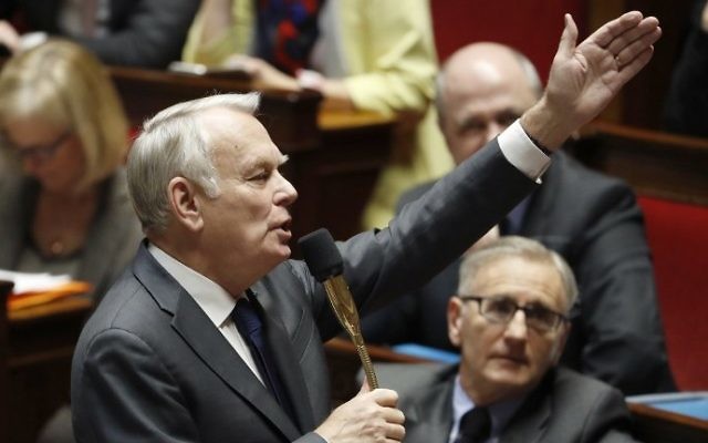 Jean-Marc Ayrault, ministre français des Affaires étrangères, répond aux questions au gouvernement à l'Assemblée nationale, à Paris, le 1er février 2017. (Crédit : Patrick Kovarik/AFP) Jean-Marc Ayrault, ministre français des Affaires étrangères, répond aux questions au gouvernement à l'Assemblée nationale, à Paris, le 1er février 2017. (Crédit : Patrick Kovarik/AFP)