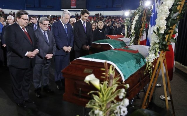 De gauche à droite, le maire de Montréal, Denis Coderre, le maire de Québec, Regis Labeaume, le Premier ministre du Québec, Philippe Couillard, et le Premier ministre du Canada, Justin Trudeau, rendent hommage à trois des victimes du meurtre au Centre culturel islamique du Québec à Montréal, le 2 février 2017. (Crédit : Chris Wattie/Piscine/AFP) De gauche à droite, le maire de Montréal, Denis Coderre, le maire de Québec, Regis Labeaume, le Premier ministre du Québec, Philippe Couillard, et le Premier ministre du Canada, Justin Trudeau, rendent hommage à trois des victimes du meurtre au Centre culturel islamique du Québec à Montréal, le 2 février 2017. (Crédit : Chris Wattie/Piscine/AFP)