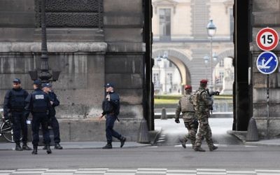 Des policiers et des soldats français patrouillent suite à une attaque devant le musée du Louvre, à Paris, le 3 février 2017. (Crédit : Alain Jocard/AFP)