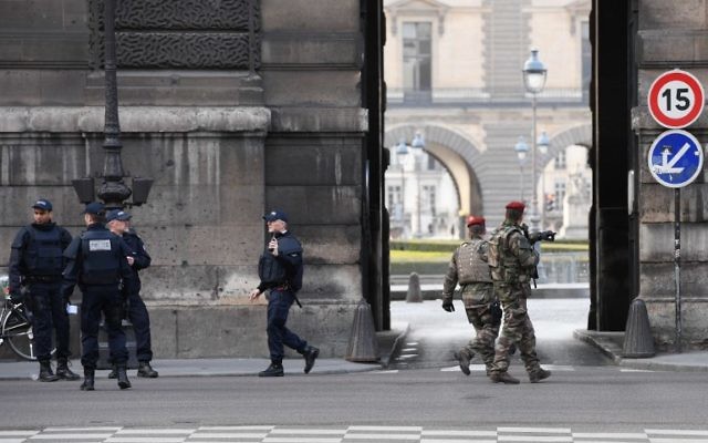 Des policiers et des soldats français patrouillent suite à une attaque devant le musée du Louvre, à Paris, le 3 février 2017. (Crédit : Alain Jocard/AFP)