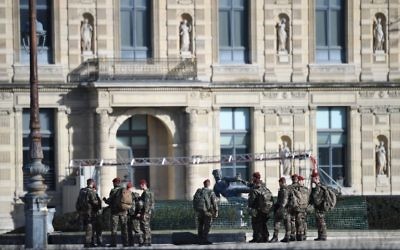 Des soldats français patrouillent suite à une attaque devant le musée du Louvre, à Paris, le 3 février 2017. (Crédit : Eric Feferberg/AFP)