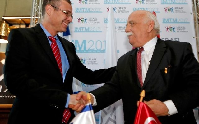 Poignée de main entre le ministre de la Culture turc Nabi Avci et le ministre du Tourisme israélien Yariv Levin, lors d'une conférence à Tel Aviv le 7 février 2017. (Crédit : AFP PHOTO/Gil Cohen Magen)