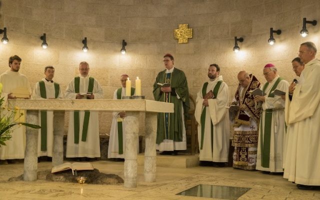 Le cardinal Rainer Woelki, au centre, dirige la messe de l'église de la Multiplication des Pains à Tabgha, pour sa réouverture après huit mois de rénovation, le 12 février 2017. (Crédit : Jack Guez/AFP)