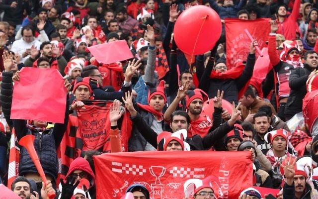 Les supporteurs de Persepolis pendant le match de leur équipe contre Esteghlal, au stade Azari de Téhéran, le 12 février 2017. (Crédit : Atta Kenare/AFP)