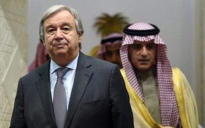 Antonio Guterres, à gauche, secrétaire général des Nations unies, et le ministre saoudien des Affaires étrangères, avant leur conférence de presse commune à Ryad, le 12 février 2017. (Crédit : Fayez Nureldine/AFP)