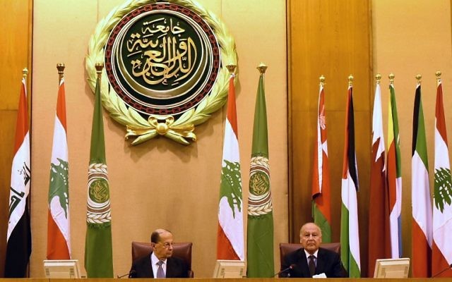 Le secrétaire général de la Ligue arabe Ahmed Abul-Gheit (d) et le président libanais Michel Aoun assisteront à une réunion de la Ligue arabe au Caire le 14 février 2017. (Crédit : AFP / STRINGER)