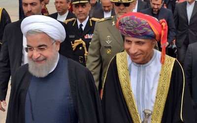 Le vice-premier ministre omanais, Fahd Bin Mahmoud al-Saïd, accueille le président iranien Hassan Rouhani lors de son arrivée à Mascate, Oman, le 15 février 2017 (Crédit : AFP PHOTO / Omani News Aid / Handout)